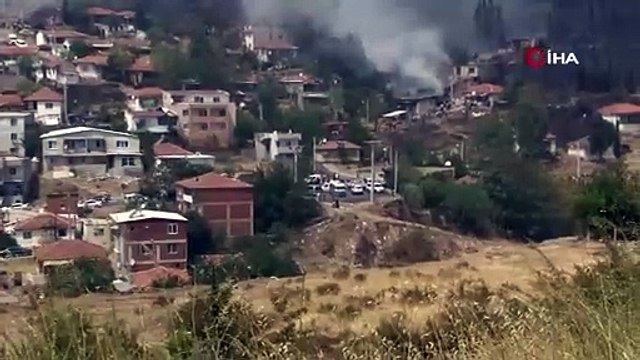 İzmir'de orman yangını evlere sıçradı! Havadan ve karadan müdahale sürüyor