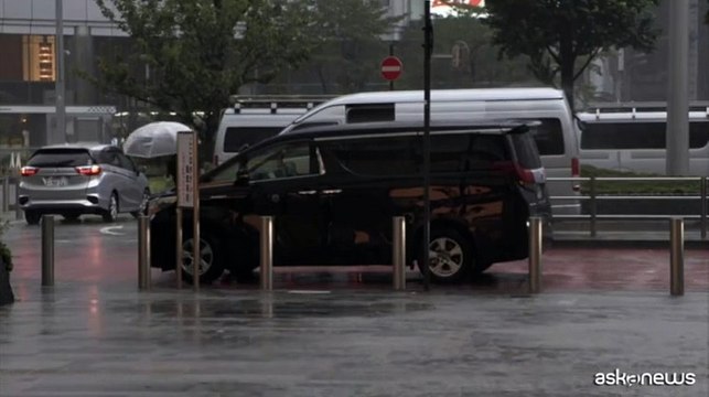 Tokyo attende il potente tifone Ampil, voli e treni cancellati