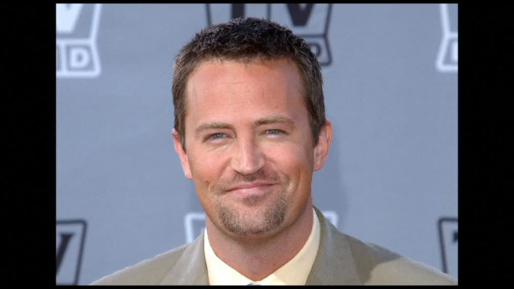 Video Cinque indagati per la morte di Matthew Perry di \