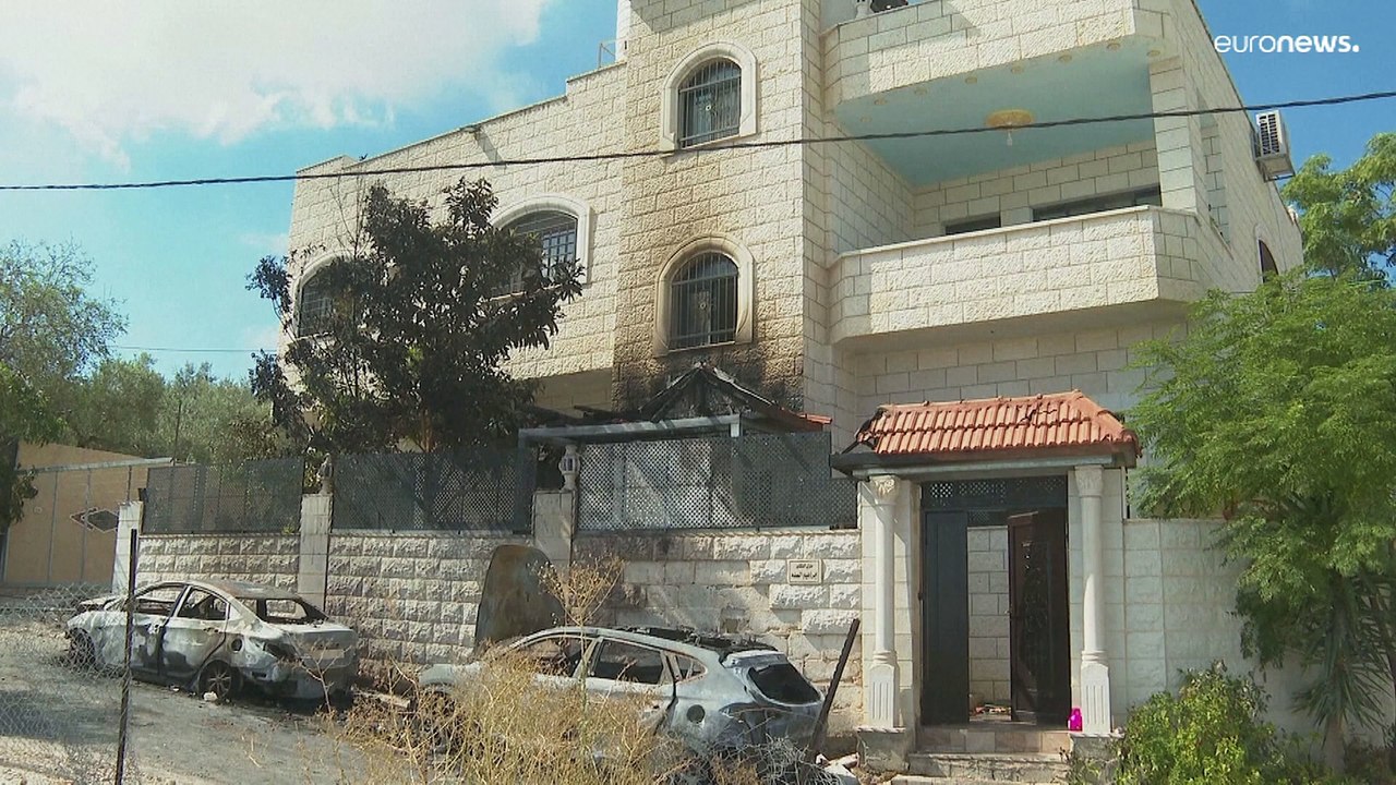 مقتل فلسطيني وإصابة 11 آخرين وحرق ممتلكات في هج...
