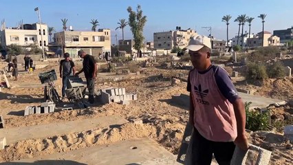 "قبور فوق قبور" وحفارون منهكون في غزة