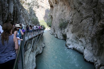 Suyun sıcaklığı 5 derece! Bunaltıcı havadan kaçanlar buraya geliyor