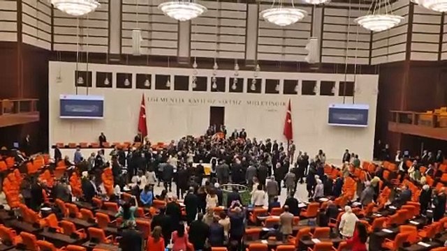 Mecliste yumruklu kavga: AKP'li Alpay Özalan, kürsüde konuşma yapan Ahmet Şık'a saldırdı