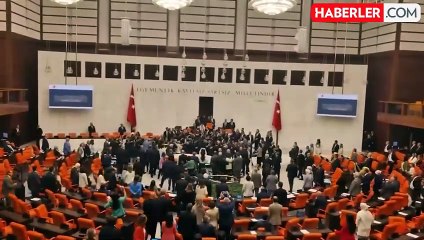 Descargar video: Meclis'teki Can Atalay oturumunda yumruklu kavga