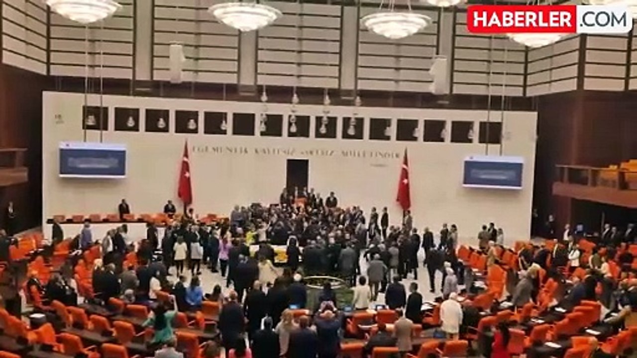 Alpay Özalan, Ahmet Şık'a neden yumruk attı? Meclis'te kavga! VİDEO İZLE