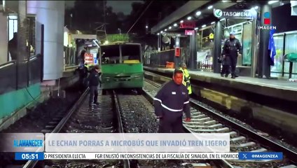 Descargar video: Le echan porras a microbús que invadió las vías del Tren Ligero