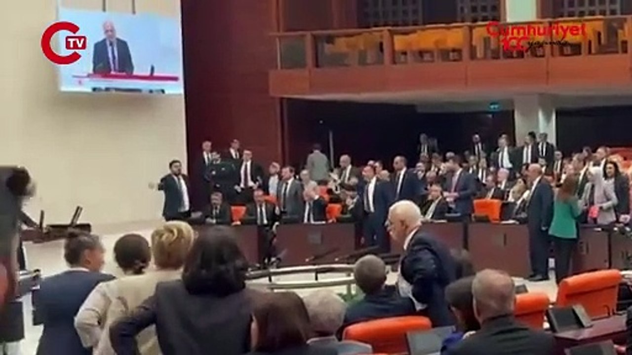 İşte en net görüntüler: AKP'li kürsüde konuşan Ahmet Şık'a saldırdı
