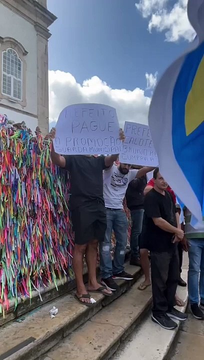 Bruno Reis inicia campanha na igreja do Bonfim com protestos e bandeiras