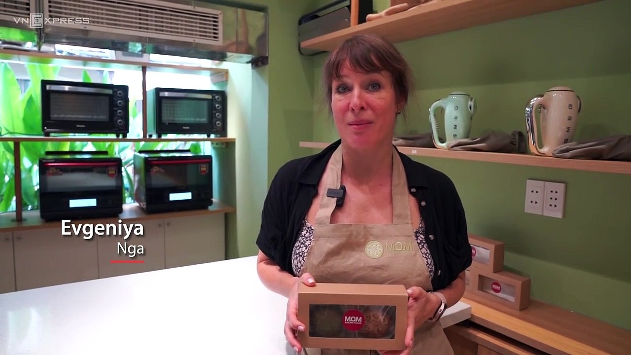 Khách nước ngoài trải nghiệm làm bánh trung thu