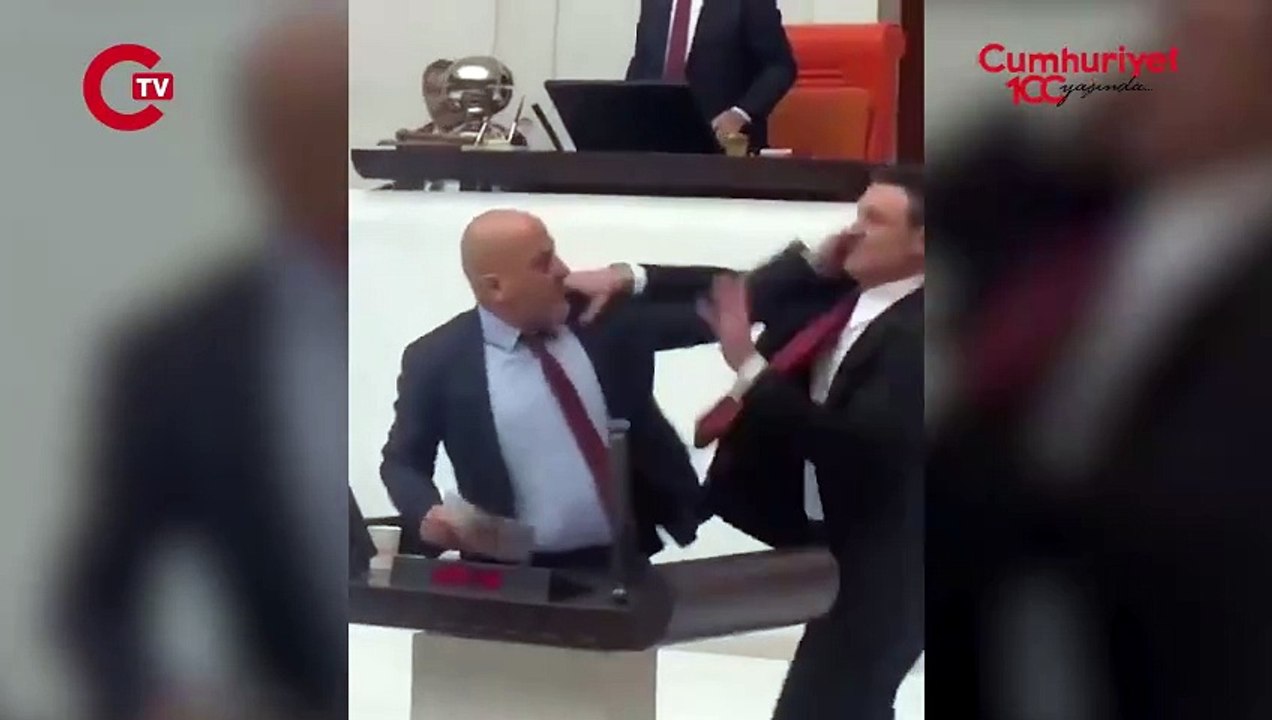 İşte en net görüntüler: AKP'lilerden Alpay Özalan öncülüğünde Ahmet Şık'a linç girişimi