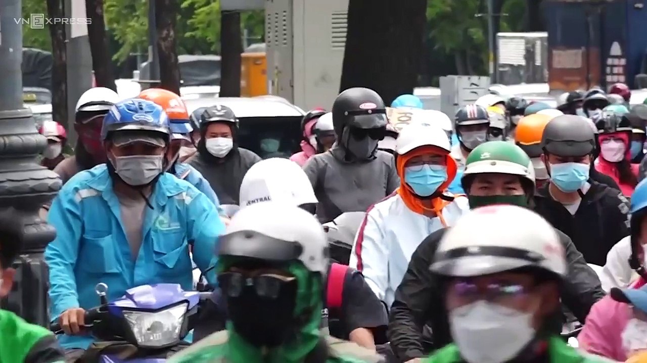 Người dân vui mừng khi hầm chui ở Tân Sơn Nhất thông xe