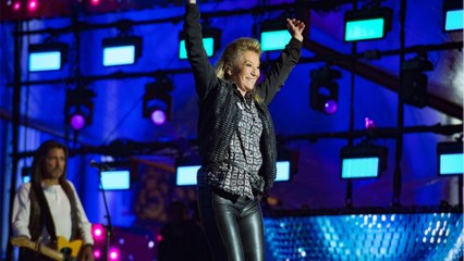 GALA VIDEO - Sheila amie avec un célèbre homme politique : il lui fait une tendre déclaration !