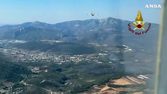 Grecia, i Canadair dei vigili in azione a Maratona per contrastare gli incendi boschivi