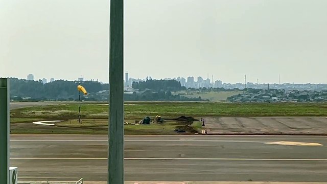 Avião da FAB trazendo mais 12 corpos das vítimas do voo 2283 pousa em Cascavel