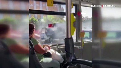 Küçükçekmece'de kozmetik yüklü kamyonet alevler içinde kaldı