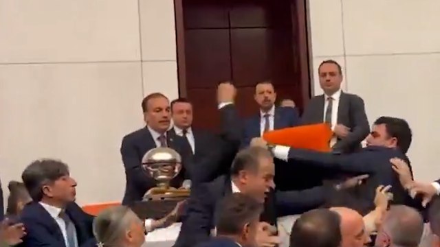 Une violente bagarre éclate entre députés au parlement turc, deux blessés légers