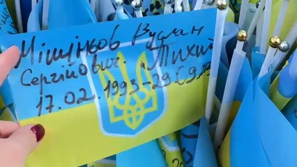 Vídeo de las banderas ucranianas en memoria de los soldados caidos