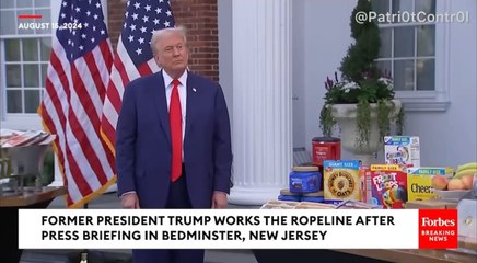 Réchauffant : le président Trump se donne la peine de signer un chapeau et de serrer la main d'une partisane centenaire « On dirait que tu as la soixantaine. Tu es magnifique ! »