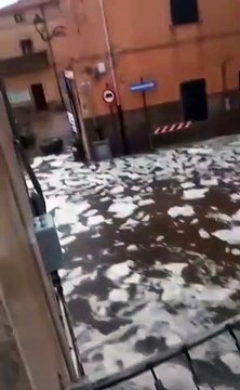 Un fiume di ghiaccio invade le strade in Sardegna