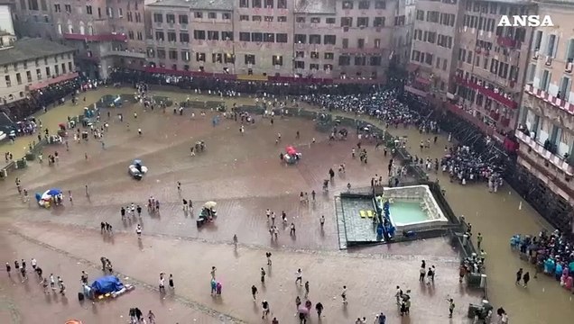 Siena, Palio rinviato a domani per pioggia