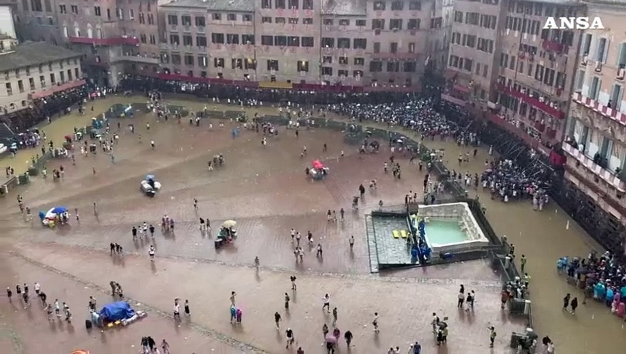 Siena, Palio rinviato a domani per pioggia