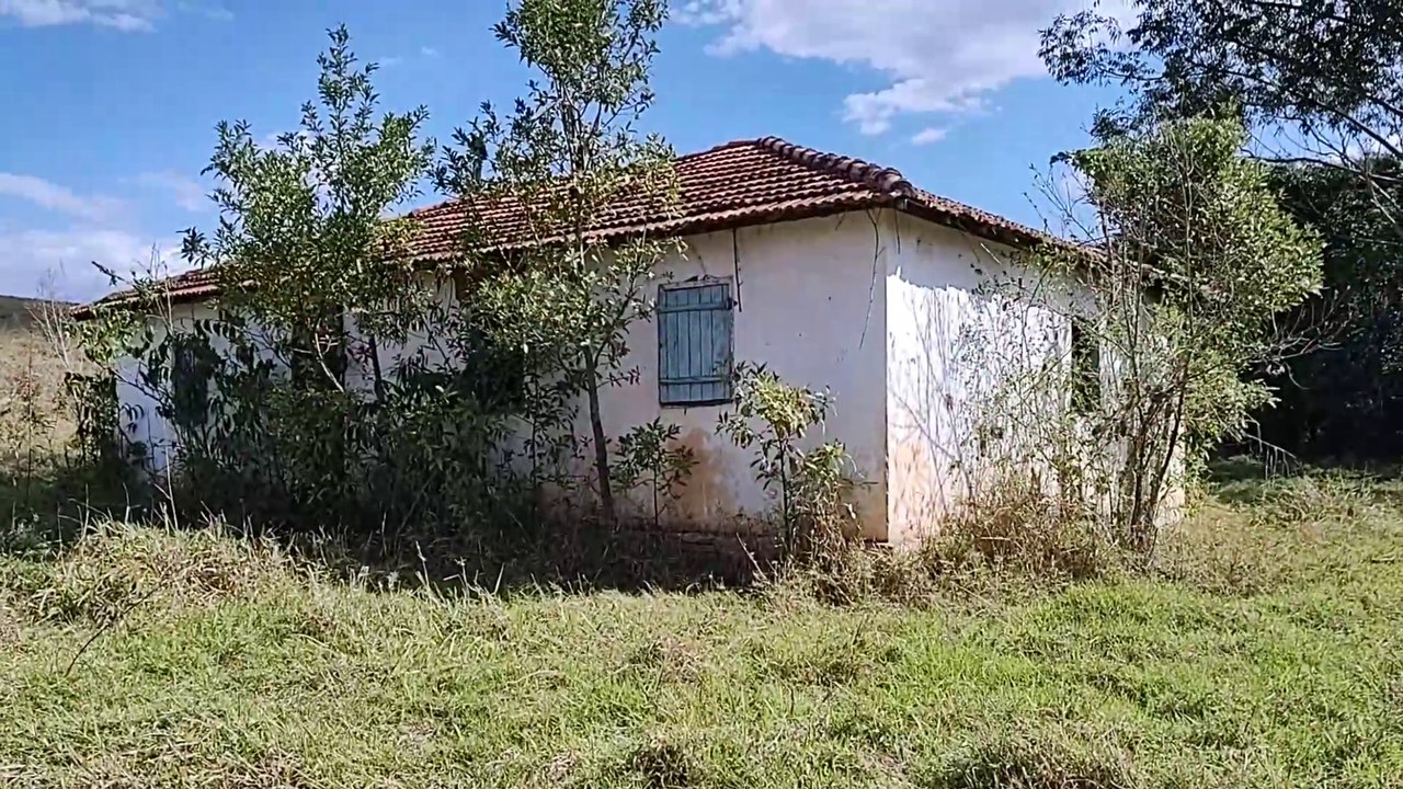 ELE SE INCOMODOU COM MINHA PRESENÇA NA CASA ABANADONADA E DEPOIS EU DESCOBRI O PORQUÊ