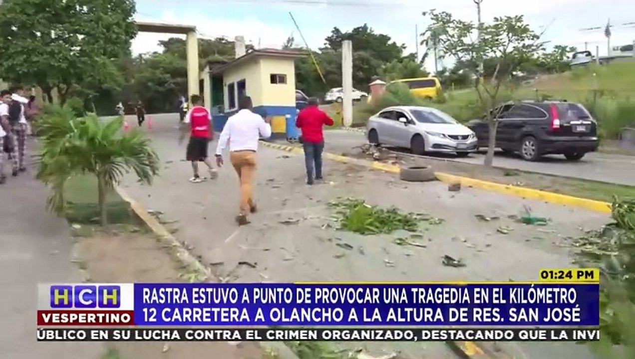 ¡Casi es tragedia! Por "capearse" bus escolar, rastra cargada de hierro se estrella con casa en salida a Olancho
