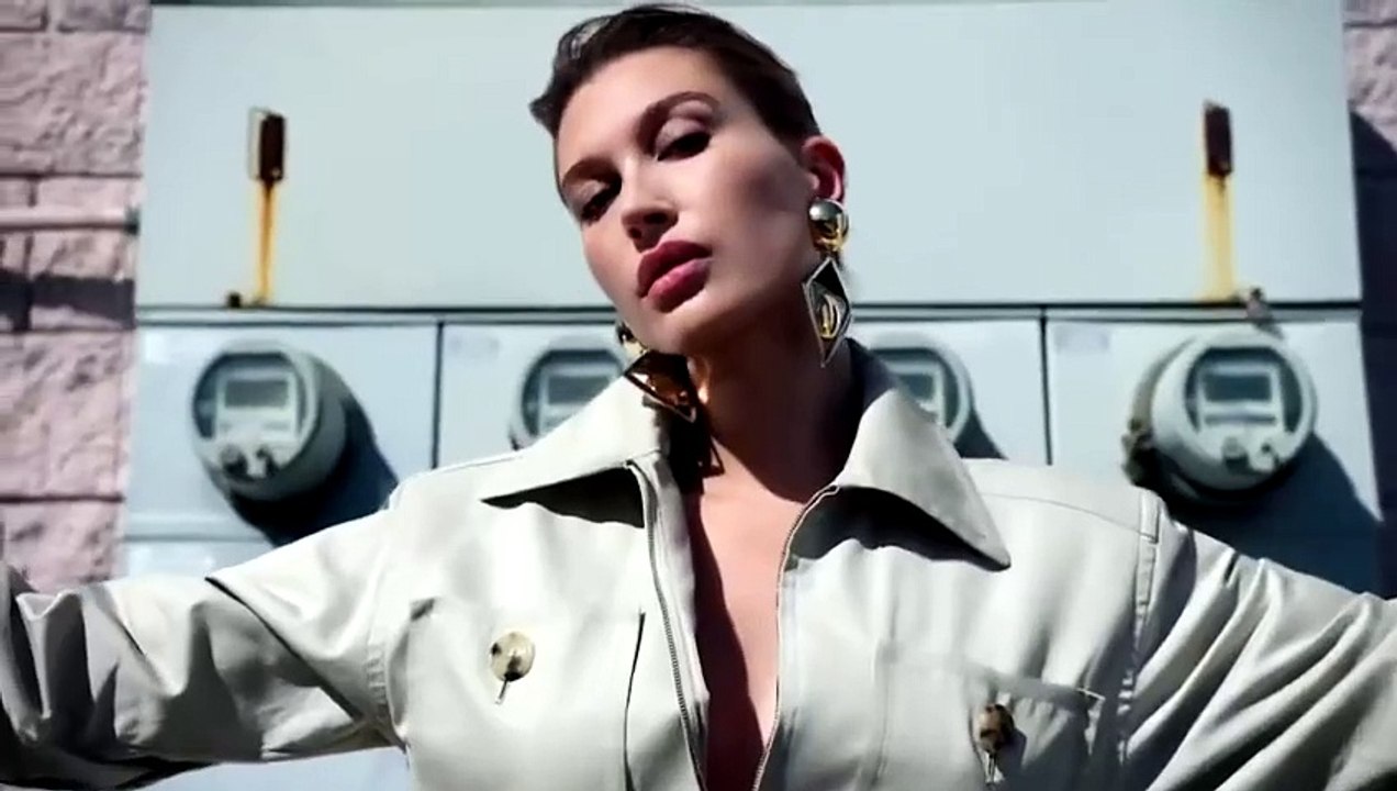 Hailey Bieber para a Saint Laurent x Ray-Ban na campanha "Wayfarers"