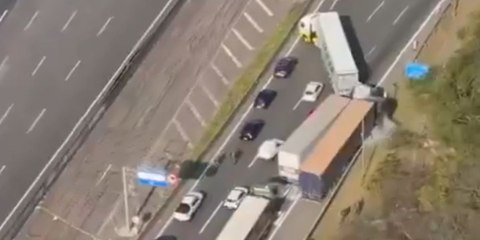 ビデオ：男がトラックを盗み、警察の追跡が致命的な結果に