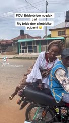 Une mariée se rend sur le lieu de son mariage à moto (Vidéo)