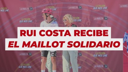 RUI COSTA recibe el PRIMER MAILLOT SOLIDARIO de LA VUELTA a ESPAÑA 2024