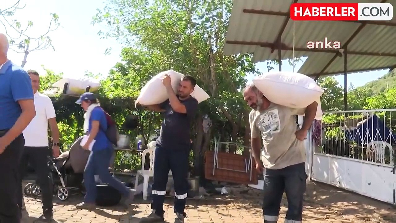 İzmir Büyükşehir Belediyesi Yangından Zarar Gören Köylere Yardım Ediyor