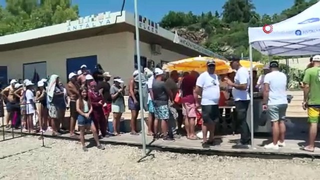 Antalya'da istilacı aslan balığı avı yarışması: Hem avladılar hem yediler...