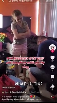 Un père se met à genoux et demande sa fille de 20 ans en mariage (vidéo)
