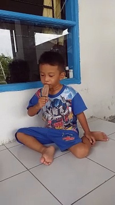 Dede In Hau lagi serius makan ice