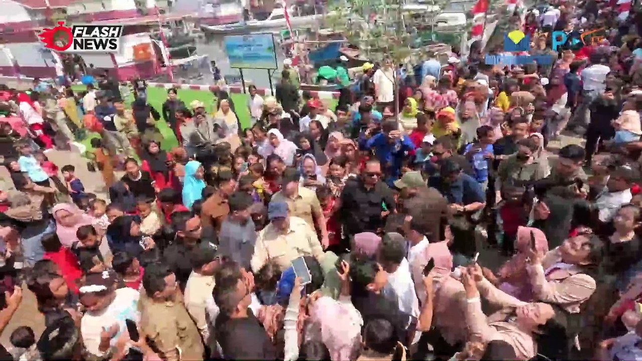Prabowo Sambangi Rumah Apung Muara Angke, Coba Lapangan Futsal dan Beri Mainan Anak