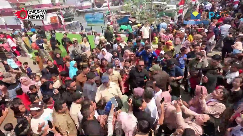 Prabowo Sambangi Rumah Apung Muara Angke, Coba Lapangan Futsal dan Beri Mainan Anak