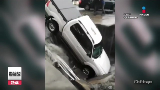 Fuertes lluvias provocaron un socavón en Ecatepec, Edomex