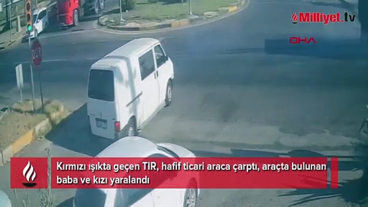 Kırmızı ışıkta geçen TIR, hafif ticari araca çarptı