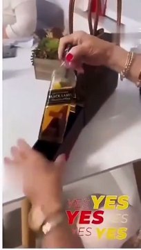 Les femmes gardent de lourds secrets dans leur sac à mains