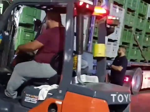 Un conducteur de charriot élévateur très talentueux