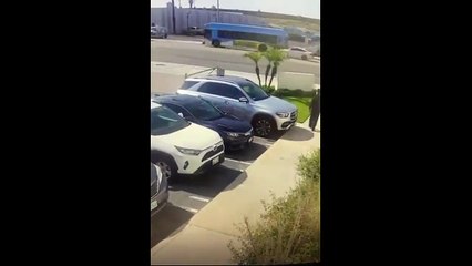 Ce jogger va avoir beaucoup de chance en traversant... dingue