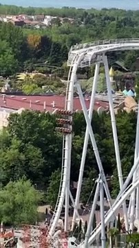 Ces montagnes russes sont dingues... Roller coaster vertigineux