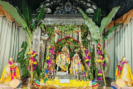 राधा गोविंददेवजी को धारण कराई पवित्रा, भक्तों ने किए दर्शन