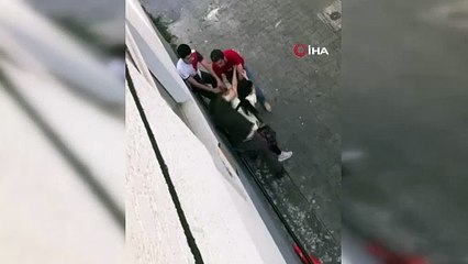 Sokak ortasında birbirlerine girdiler! Etraftakiler güçlükle ayırdı!