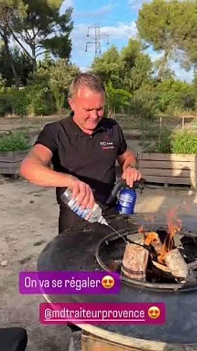 Pour ses invités, Karine le Marchand a mis les petits plats dans les grands et a même fait appel à un chef pour son barbecue. Karine le Marchand, Instagram