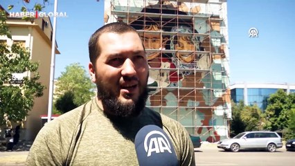 Karadağlı sanatçı Joskic, Filistin'de yaşananlara dikkati çekmek için duvar resmi çiziyor