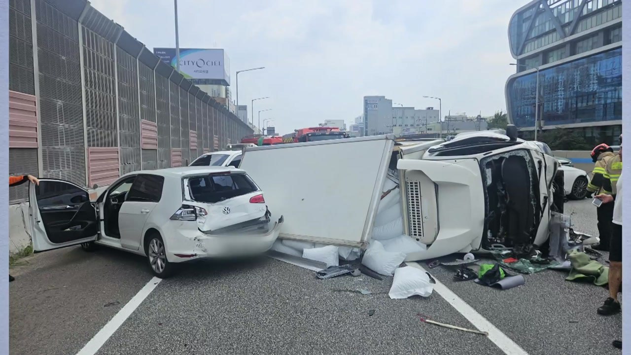 경인고속도로서 화물차가 승용차 2대 추돌..."졸음운전 추정" / YTN