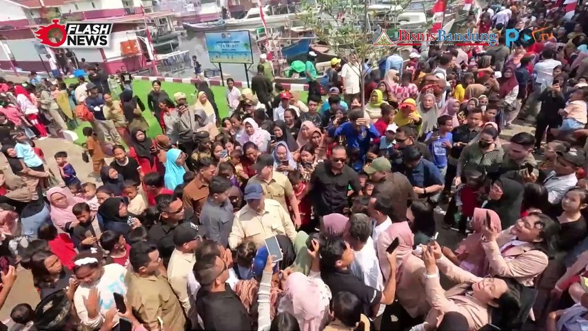 Prabowo Sambangi Rumah Apung Muara Angke, Coba Lapangan Futsal dan Beri Mainan Anak