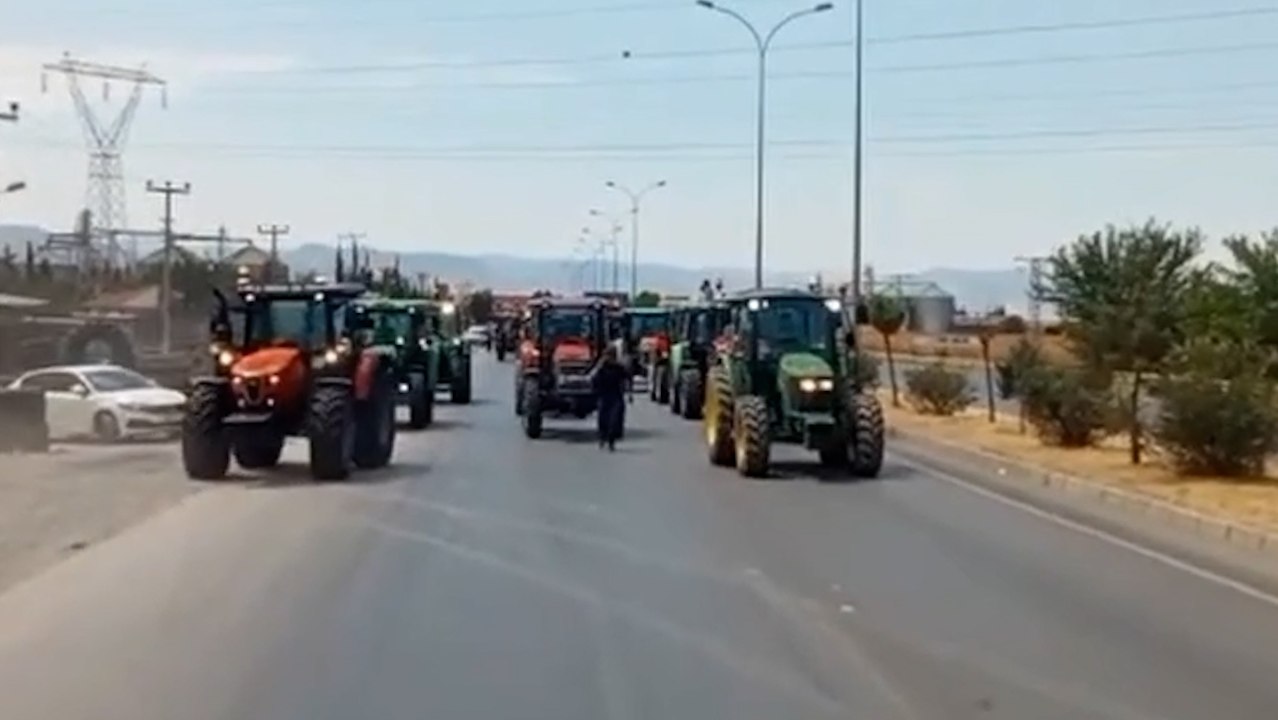 Bir çiftçi eylemi de Kahramanmaraş'ta: Çiftçiler traktör konvoyu eşliğinde yolu kapattı